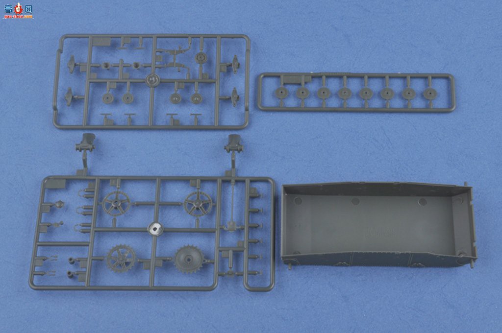 HobbyBoss ̹ 82499 AT-1л